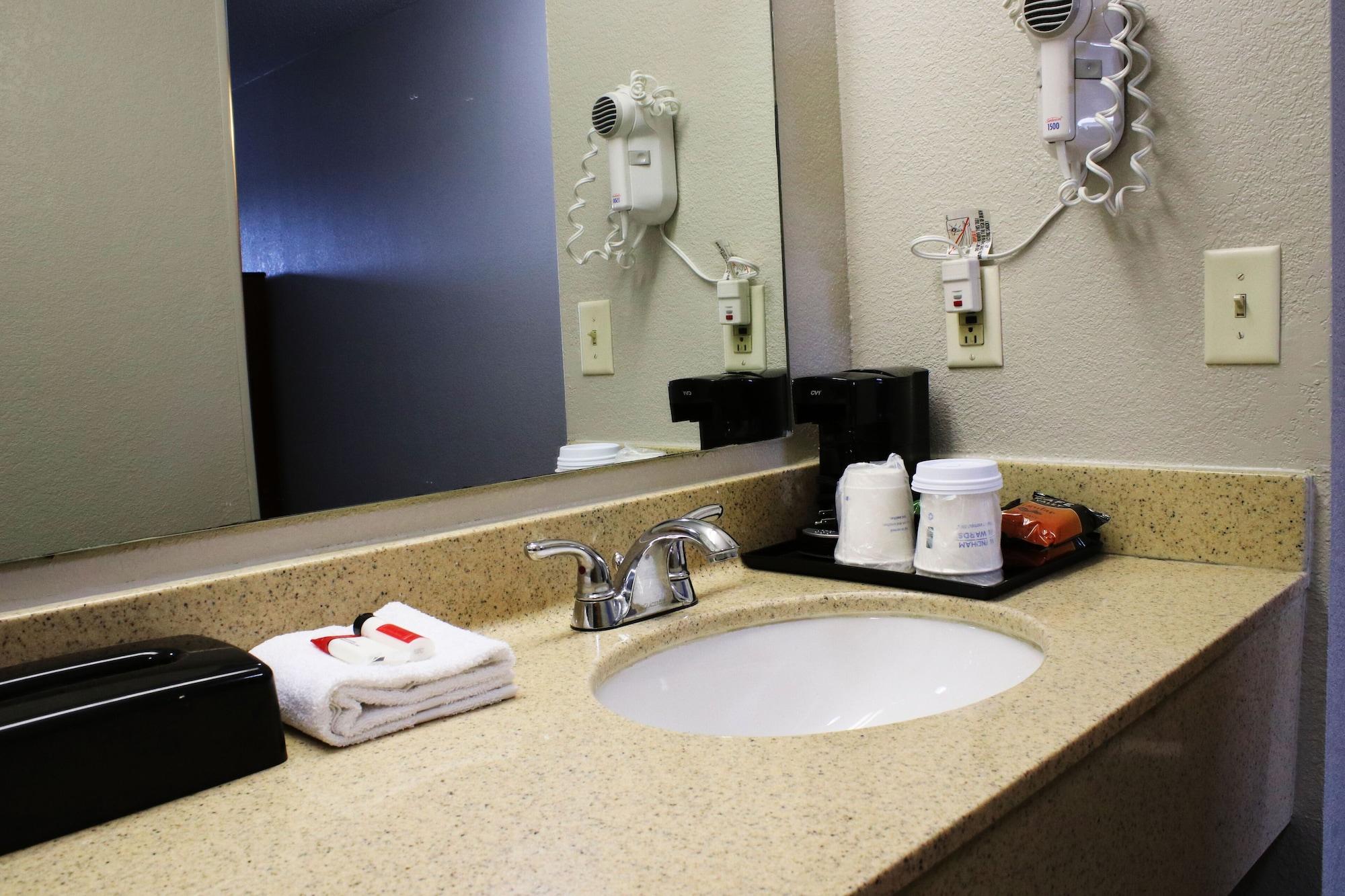 Days Inn & Suites By Wyndham Bloomington/Normal Il Dış mekan fotoğraf