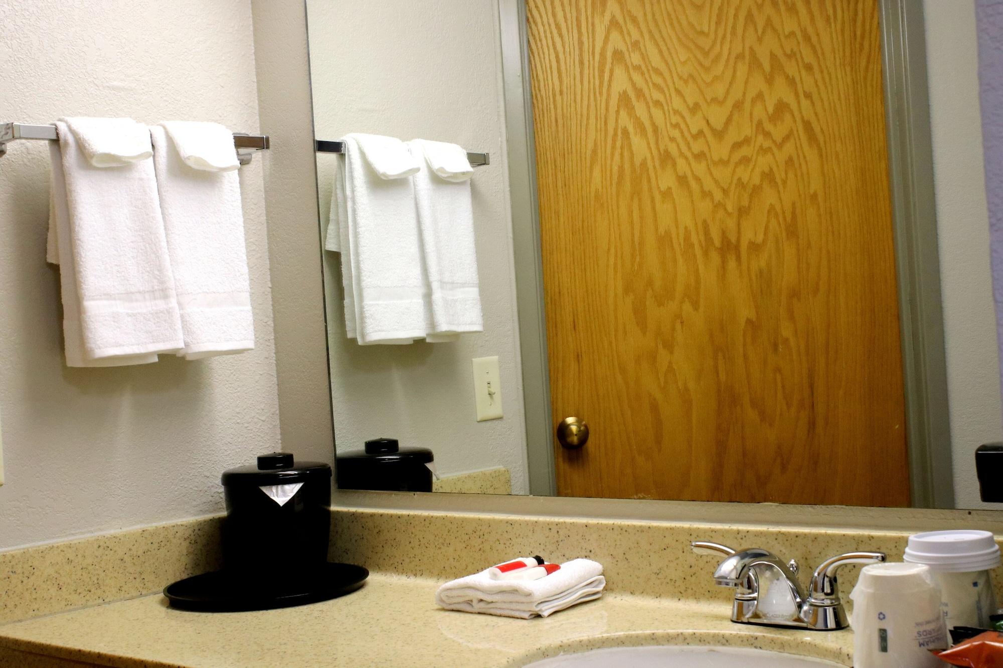 Days Inn & Suites By Wyndham Bloomington/Normal Il Dış mekan fotoğraf