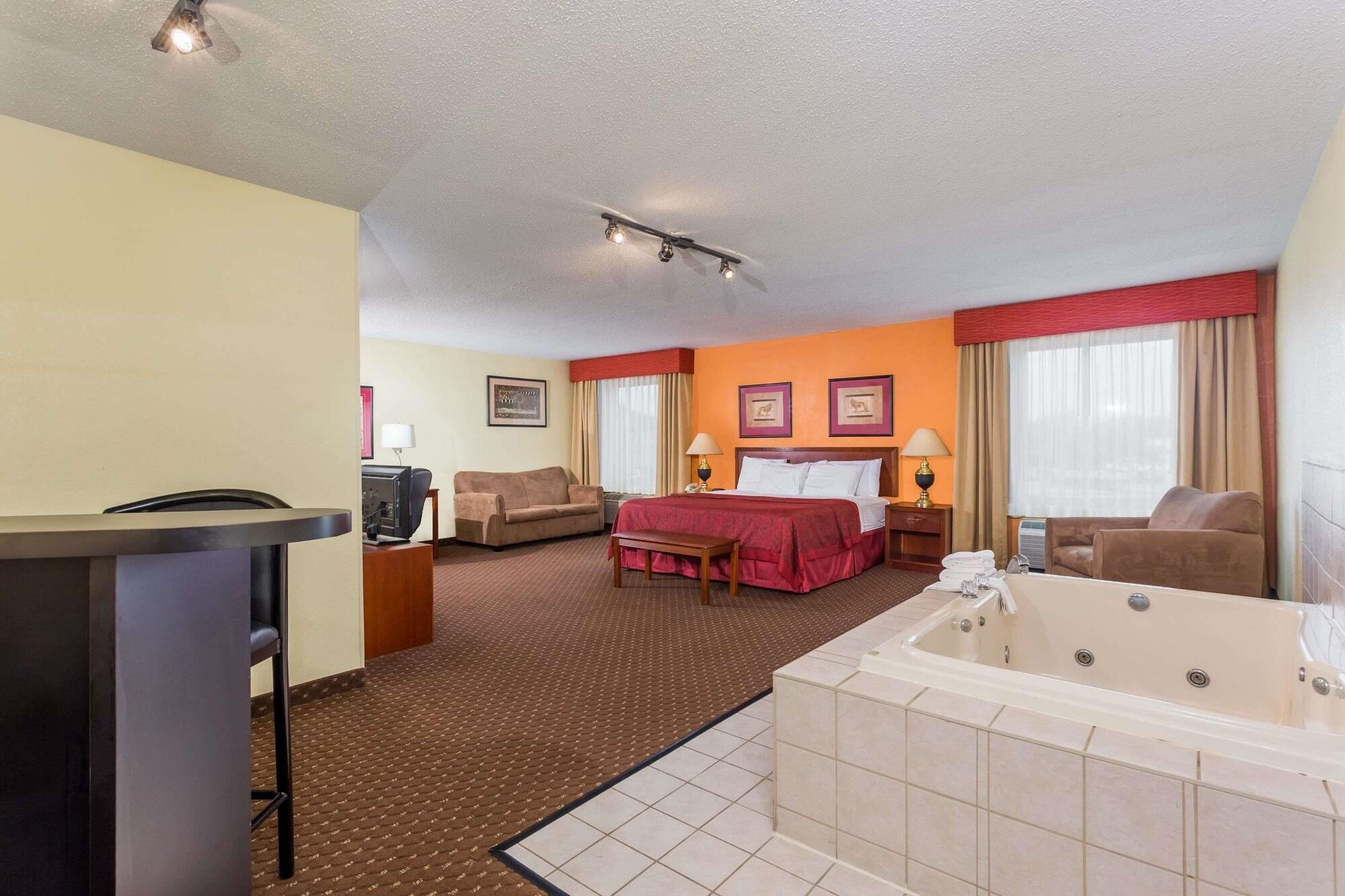Days Inn & Suites By Wyndham Bloomington/Normal Il Dış mekan fotoğraf