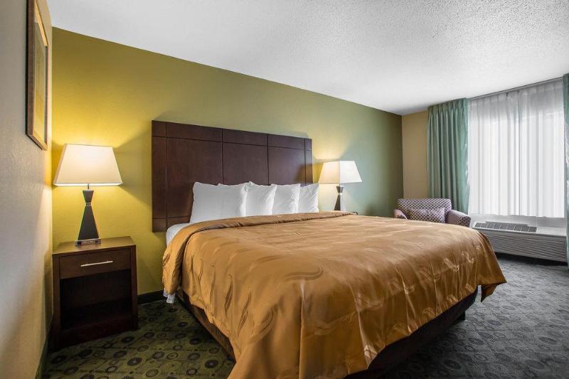 Days Inn & Suites By Wyndham Bloomington/Normal Il Dış mekan fotoğraf