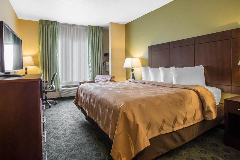 Days Inn & Suites By Wyndham Bloomington/Normal Il Dış mekan fotoğraf