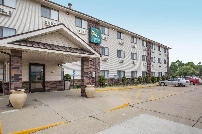 Days Inn & Suites By Wyndham Bloomington/Normal Il Dış mekan fotoğraf