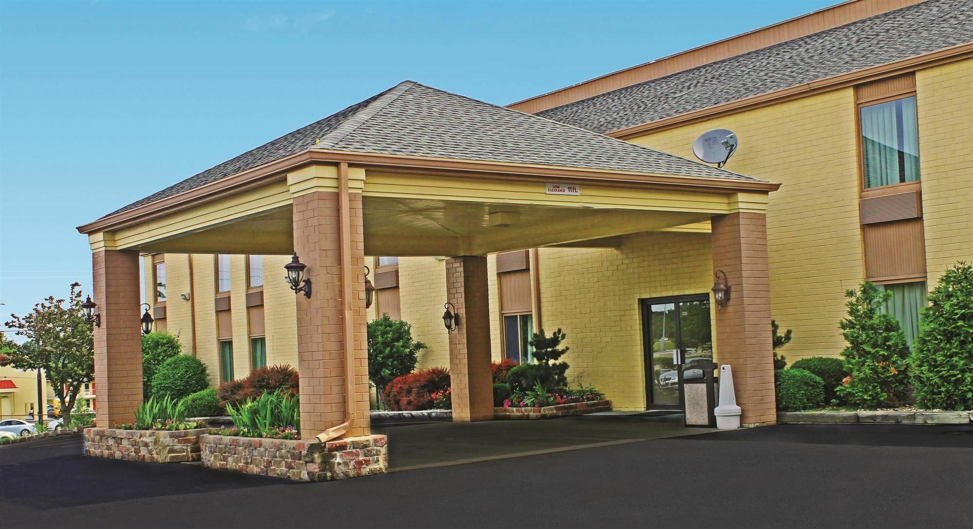 Days Inn & Suites By Wyndham Bloomington/Normal Il Dış mekan fotoğraf