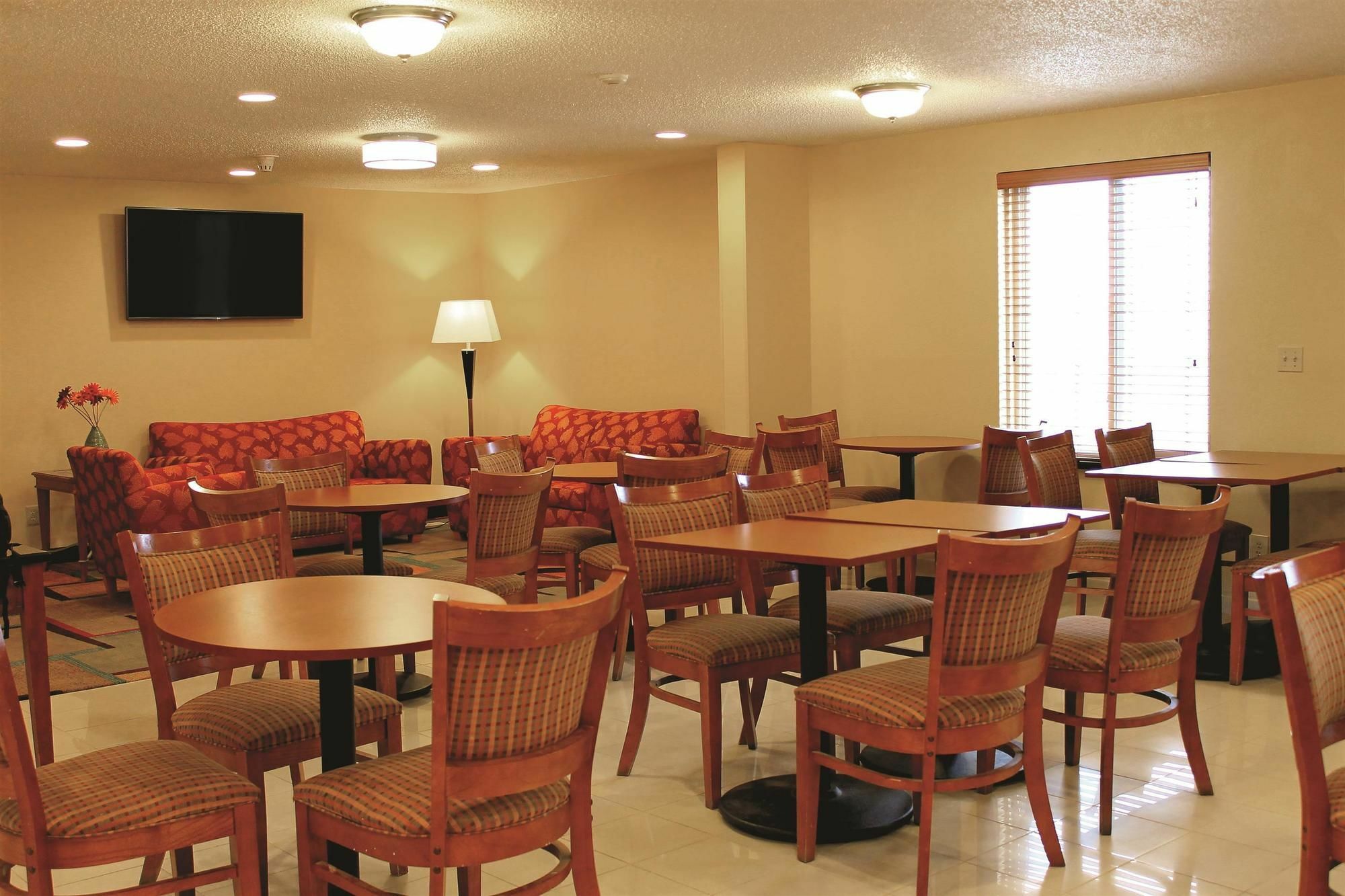 Days Inn & Suites By Wyndham Bloomington/Normal Il Dış mekan fotoğraf