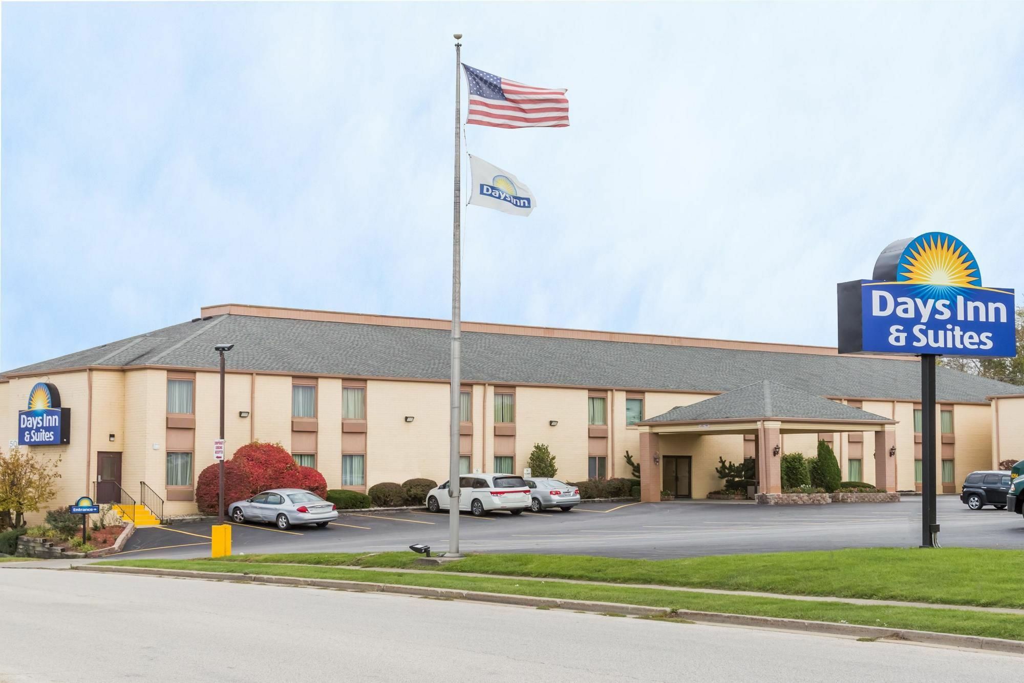 Days Inn & Suites By Wyndham Bloomington/Normal Il Dış mekan fotoğraf