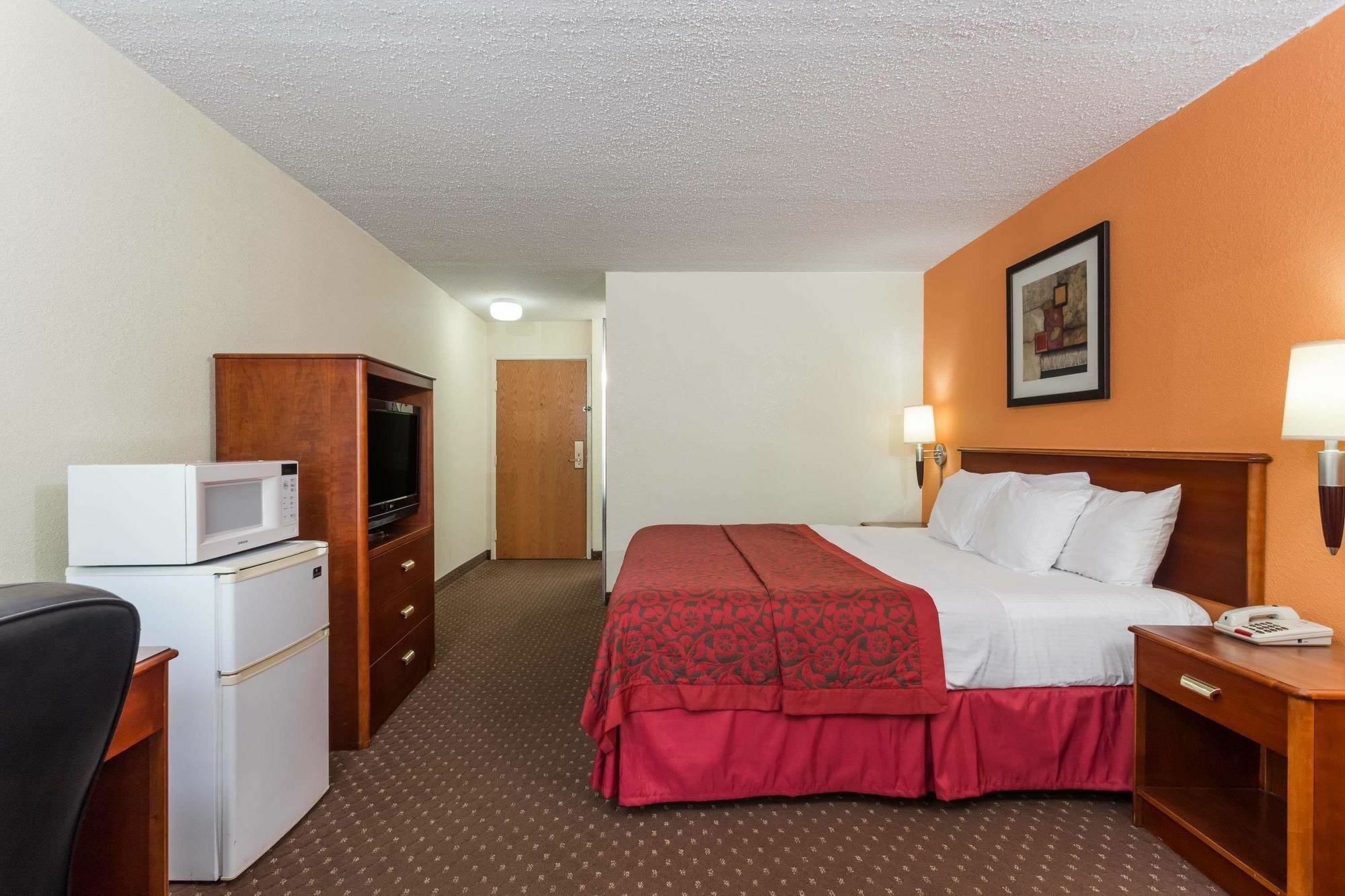 Days Inn & Suites By Wyndham Bloomington/Normal Il Dış mekan fotoğraf