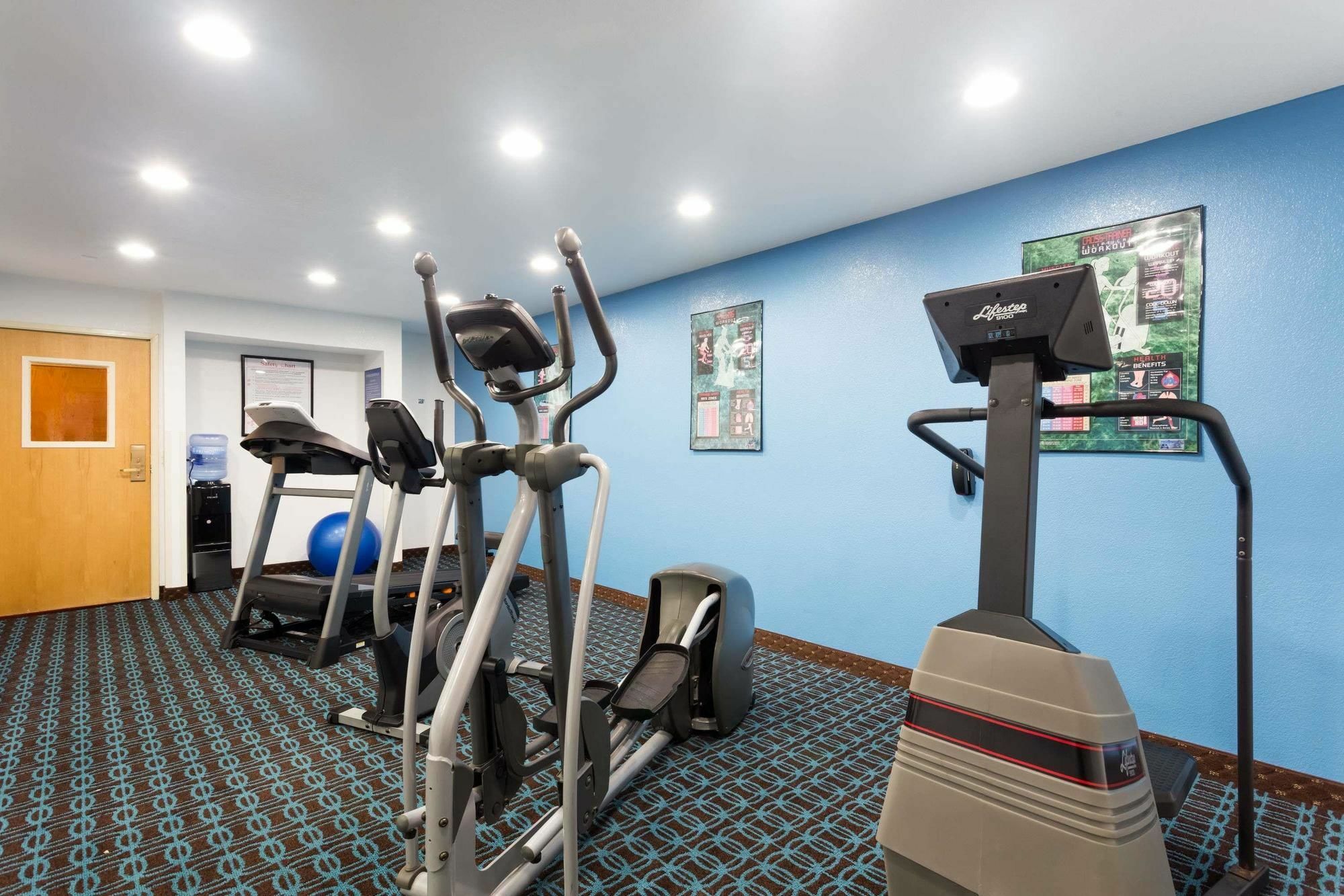 Days Inn & Suites By Wyndham Bloomington/Normal Il Dış mekan fotoğraf
