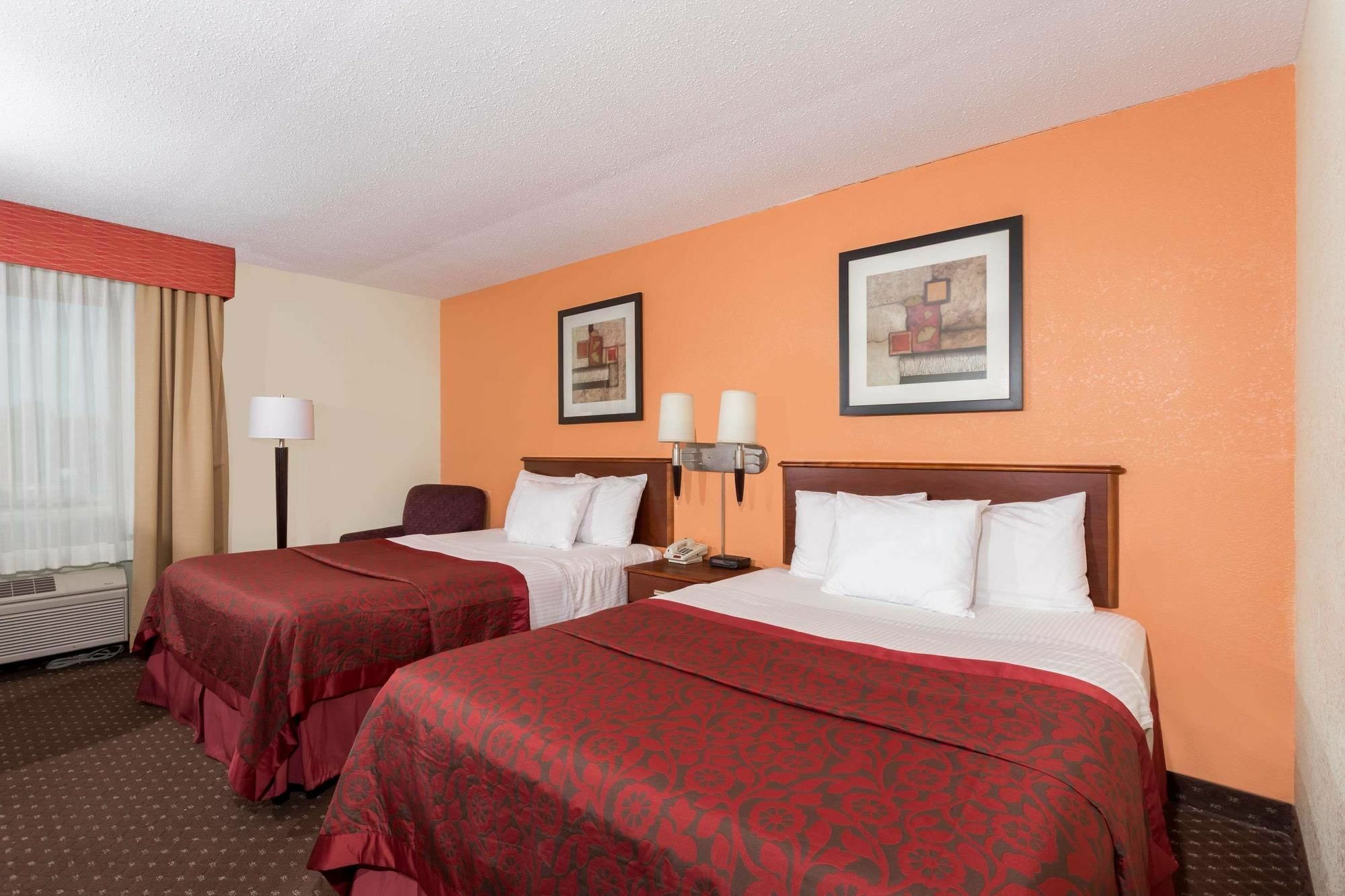 Days Inn & Suites By Wyndham Bloomington/Normal Il Dış mekan fotoğraf