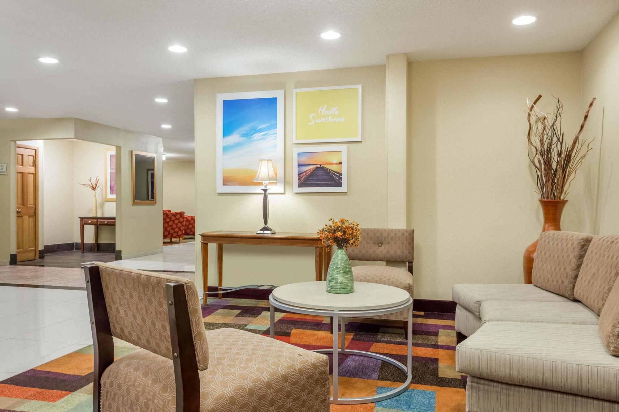 Days Inn & Suites By Wyndham Bloomington/Normal Il Dış mekan fotoğraf