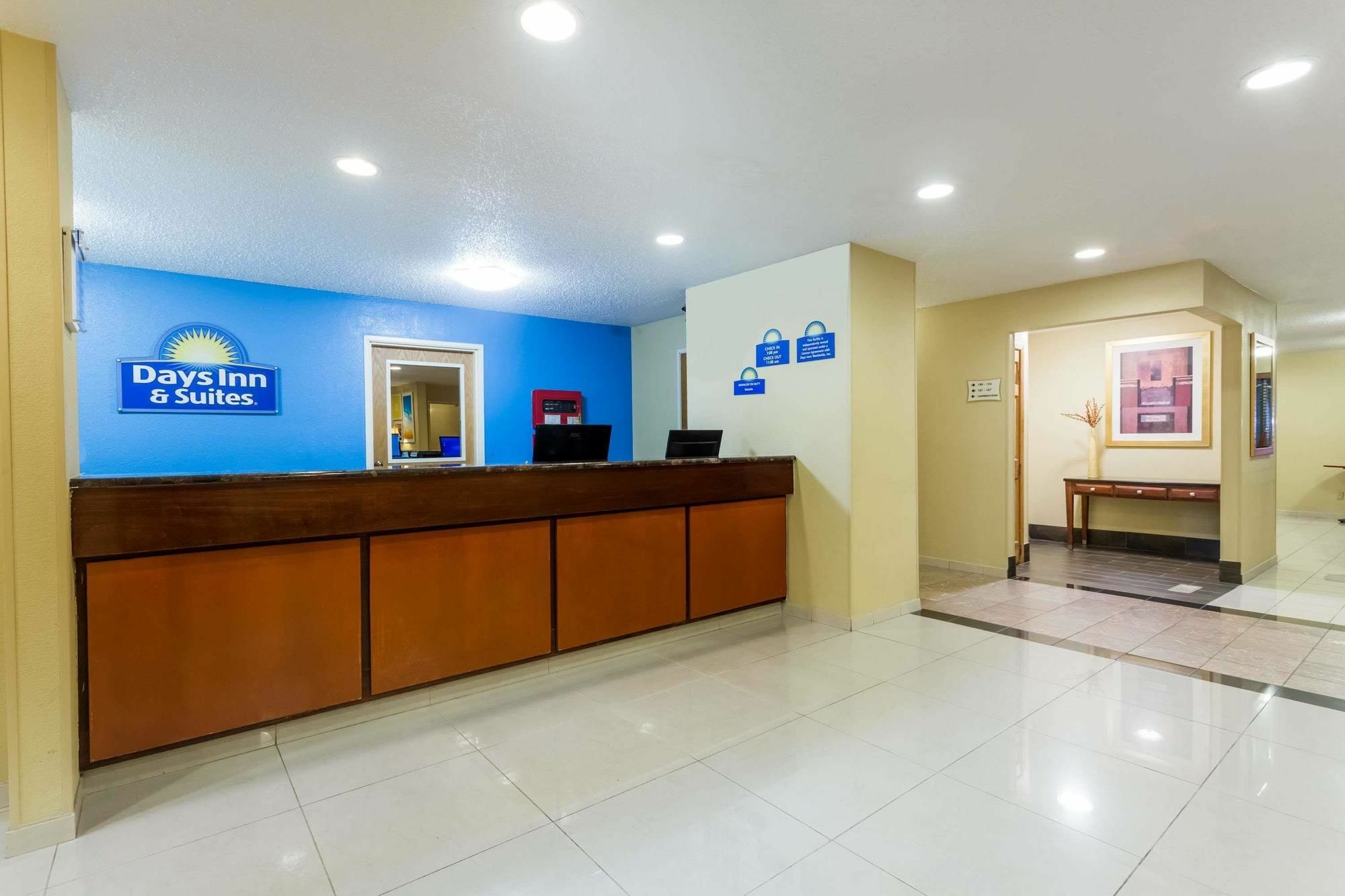 Days Inn & Suites By Wyndham Bloomington/Normal Il Dış mekan fotoğraf