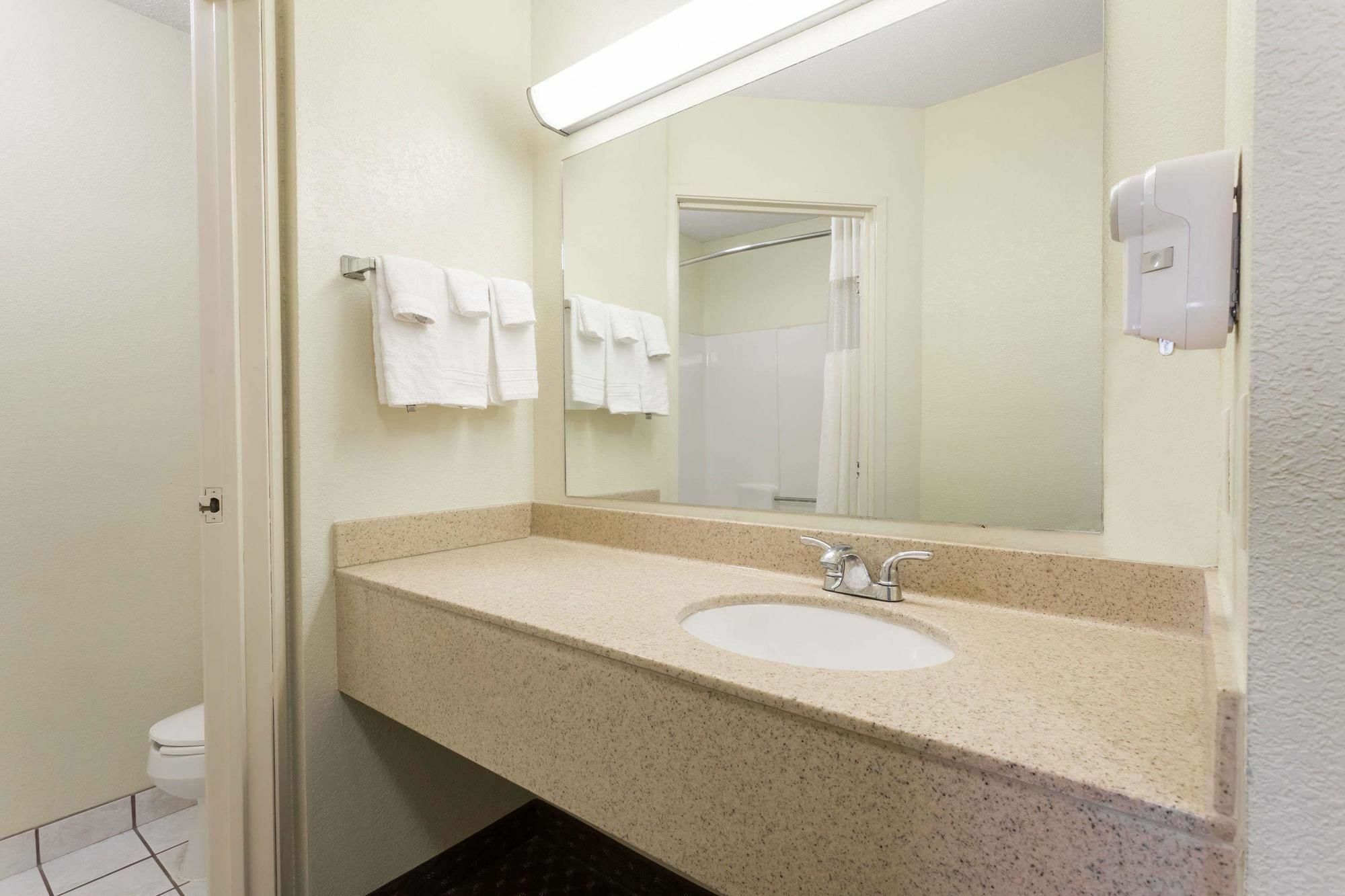 Days Inn & Suites By Wyndham Bloomington/Normal Il Dış mekan fotoğraf