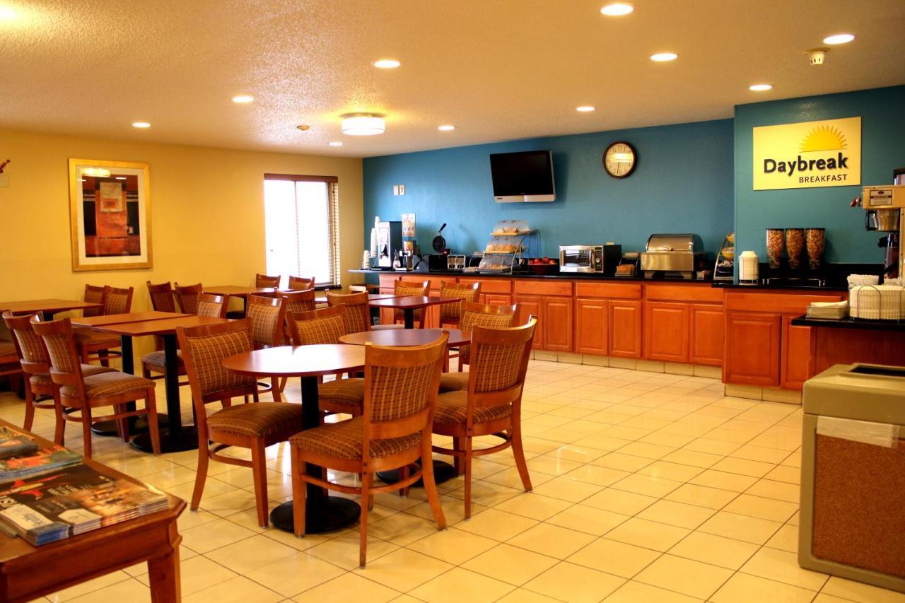 Days Inn & Suites By Wyndham Bloomington/Normal Il Dış mekan fotoğraf